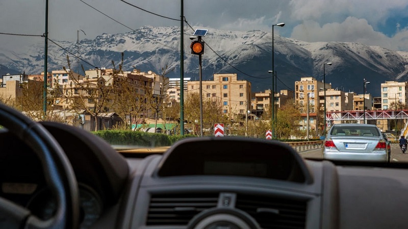 نمای درونی خودرو در حال مسیریابی تهران