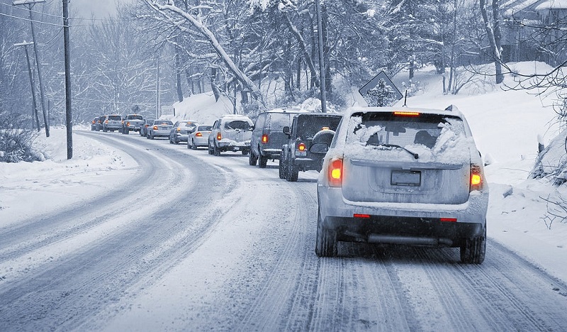 رعایت فاصله با خودروی جلویی در هوای برفی می‌تواند مانع از تصادف یا لیز خوردن خودرو شود