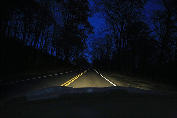استفاده از نور بالای خودرو برای روشن کردن جاده