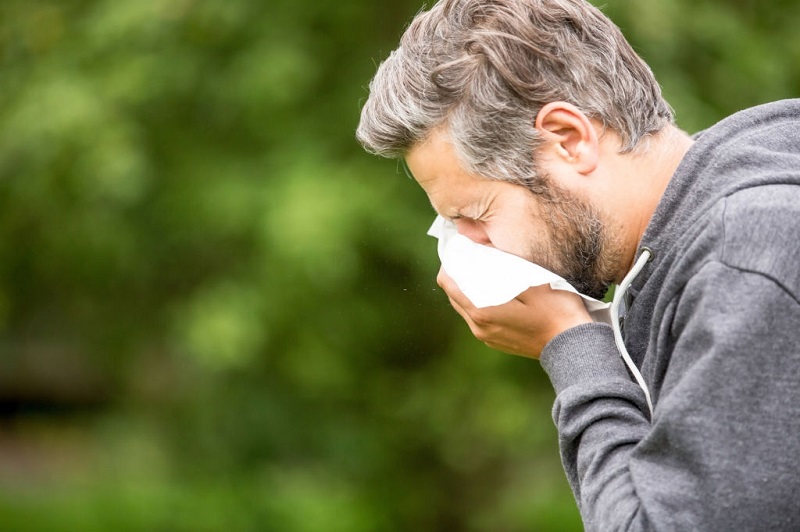 سرفه و آبریزش بینی از علائم آنفلوآنزا هستند.